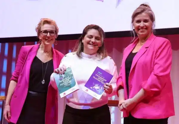 Lieke Hamers, Marjolein Bot en Barbara Kathmann nemen de twee aangeboden papers van de NCDD in ontvangst.